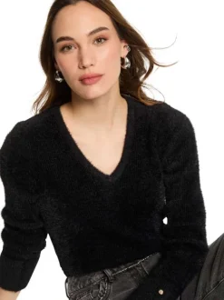 Pull noir effet duveteux pourvu d'un col v et de manches longues