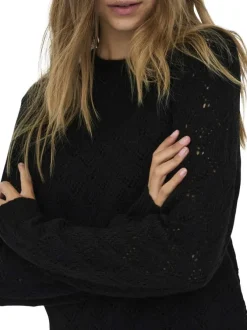 Pull noir en maille ajourée avec une coupe droite et un col rond