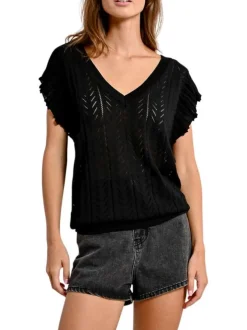 Pull noir en maille ajourée avec une coupe droite et un col v