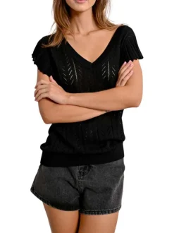 Pull noir en maille ajourée avec une coupe droite et un col v