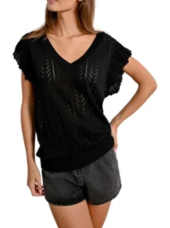 Pull noir en maille ajourée avec une coupe droite et un col v