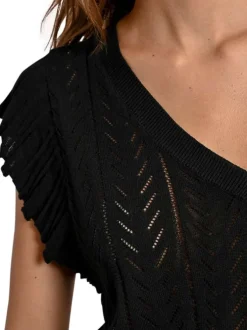 Pull noir en maille ajourée avec une coupe droite et un col v
