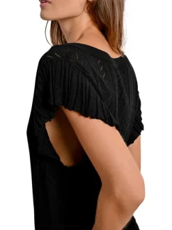 Pull noir en maille ajourée avec une coupe droite et un col v
