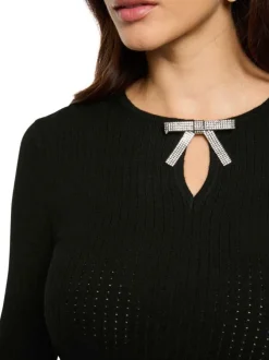 Pull noir en maille ajourée pourvu d'un col rond et de manches longues