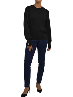 Pull noir en maille fine avec une coupe ajustée et un col rond