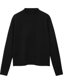 Pull noir en maille fine avec une coupe droite et un col montant