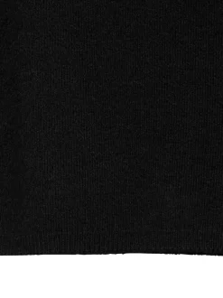 Pull noir en maille fine avec une coupe droite et un col montant