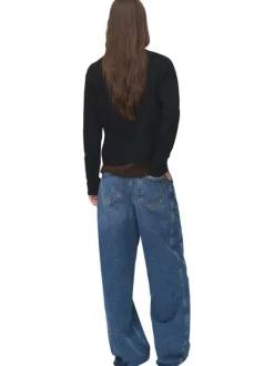 Pull noir en maille fine avec une coupe droite et un col montant
