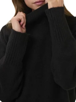 Pull noir en maille fine avec une coupe droite et un col roulé