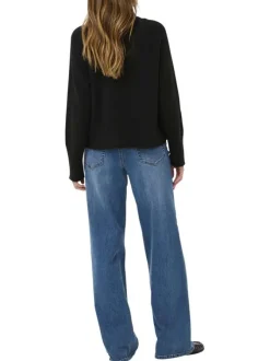 Pull noir en maille fine avec une coupe droite et un col roulé