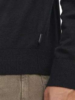 Pull noir en maille fine à coupe ajustée avec col roulé et manches longues
