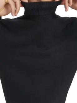 Pull noir en maille fine à coupe ajustée avec col roulé et manches longues