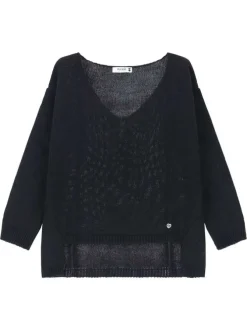 Pull noir en maille tricotée avec un col v et des manches longues