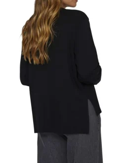 Pull noir en maille tricotée pourvu d'un col rond et de manches longues