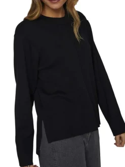 Pull noir en maille tricotée pourvu d'un col rond et de manches longues