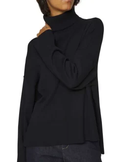 Pull noir en maille tricotée pourvu d'un col roulé et de manches longues