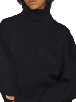 Pull noir en maille tricotée pourvu d'un col roulé et de manches longues