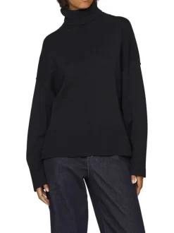 Pull noir en maille tricotée pourvu d'un col roulé et de manches longues