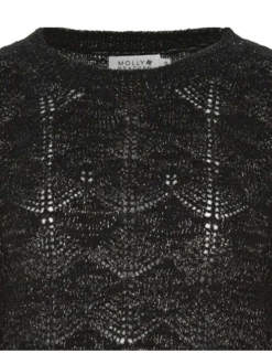 Pull noir et argenté en maille ajourée avec une coupe droite et un col rond