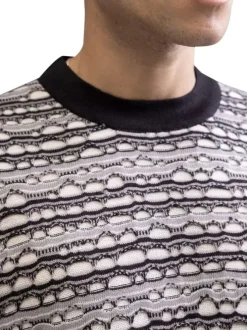 Pull noir et écru en maille tricotée pourvu d'un col rond et à manches courtes