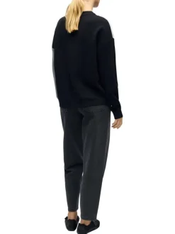 Pull noir et gris en maille fine avec une coupe droite et un col rond