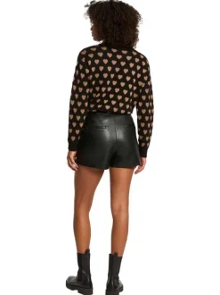 Pull noir à motifs coeurs avec une coupe droite et un col rond