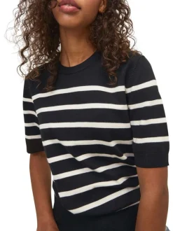 Pull noir orné d'un motif à rayures blanches et pourvu d'un col rond