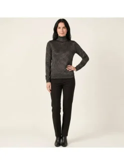 Pull noir pailleté avec une coupe près du corps et un col roulé
