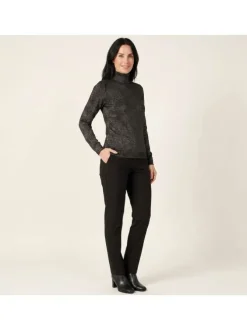 Pull noir pailleté avec une coupe près du corps et un col roulé