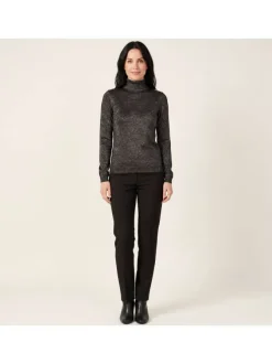 Pull noir pailleté avec une coupe près du corps et un col roulé