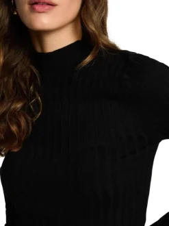 Pull noir pourvu d'un col montant et de manches longues