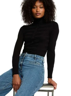 Pull noir pourvu d'un col roulé côtelé et de manches longues