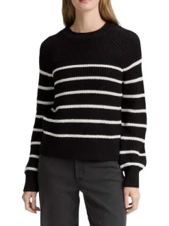 Pull noir à rayures blanches pourvu d'un col rond et de manches longues