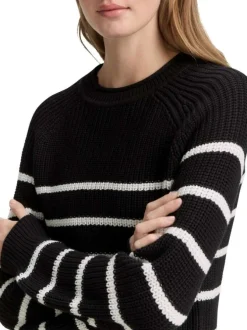 Pull noir à rayures blanches pourvu d'un col rond et de manches longues