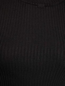 Pull noir uni ajusté en côtes plates, à col rond et à manches longues