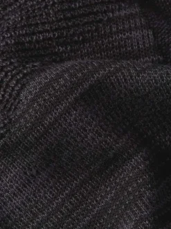 Pull noir uni avec des manches longues et une coupe droite à col rond