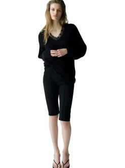Pull noir uni avec uen coupe droite et des manches longues