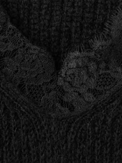 Pull noir uni avec uen coupe droite et des manches longues
