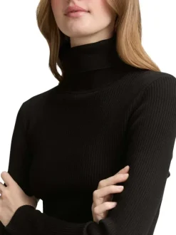 Pull noir uni avec un col roulé côtelé et des manches longues