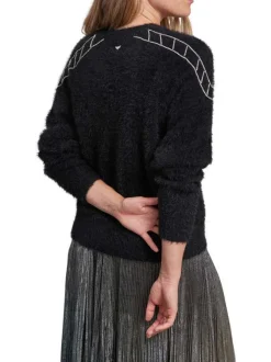 Pull noir uni avec une coupe droite à col rond et bijou décoratif