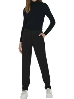 Pull noir uni avec une coupe droite à col roulé et des manches longues
