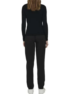 Pull noir uni avec une coupe droite à col roulé et des manches longues