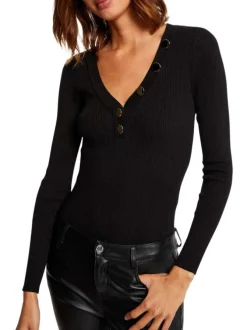 Pull noir uni avec une coupe droite à col v et des manches longues