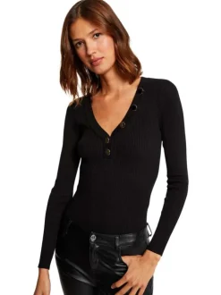 Pull noir uni avec une coupe droite à col v et des manches longues