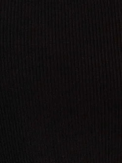 Pull noir uni avec une coupe droite à col v et des manches longues
