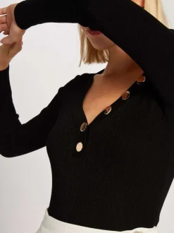 Pull noir uni avec une coupe droite à col v et des manches longues
