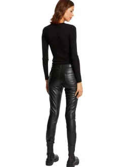 Pull noir uni avec une coupe droite à col v et des manches longues