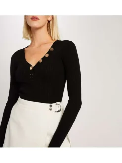 Pull noir uni avec une coupe droite à col v et des manches longues