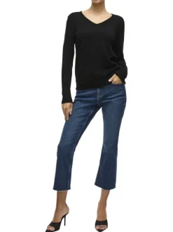 Pull noir uni avec une coupe droite et des manches longues