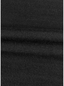 Pull noir uni avec une coupe droite et un col camionneur à fermeture demi-zip